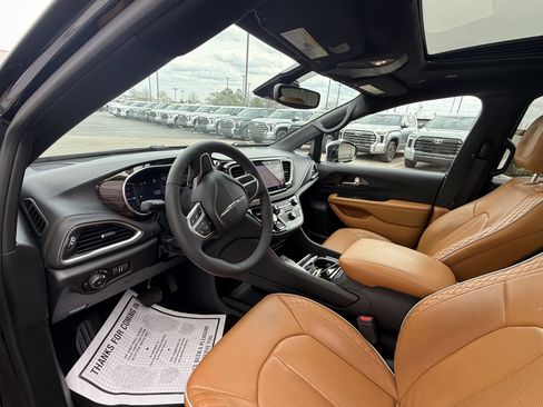 Used 2023 Chrysler Pacifica Pinnacle FWD image 29