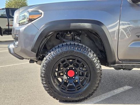 Used 2020 Toyota Tacoma TRD Off-Road w/ TRD Premium Off Road Package AWD/4WD image 9