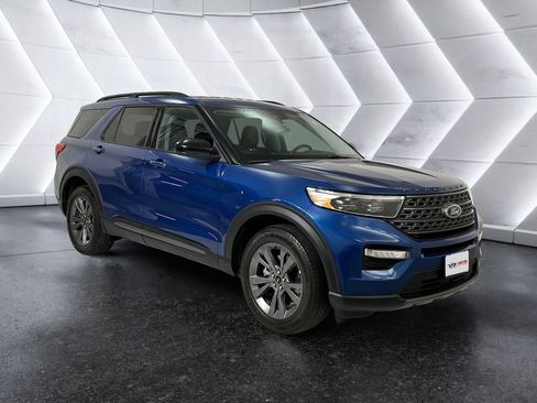 Used 2022 Ford Explorer XLT w/ Equipment Group 202A AWD/4WD image 1