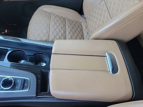 Used 2022 Cadillac Escalade ESV Premium Luxury image 25