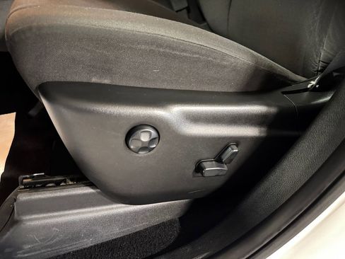 Used 2019 Jeep Grand Cherokee Laredo image 13