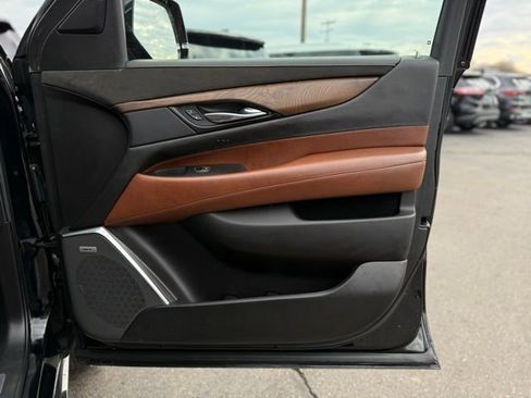 Used 2019 Cadillac Escalade Premium Luxury image 17