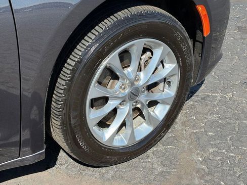Used 2021 Chrysler Pacifica Touring-L AWD/4WD image 9