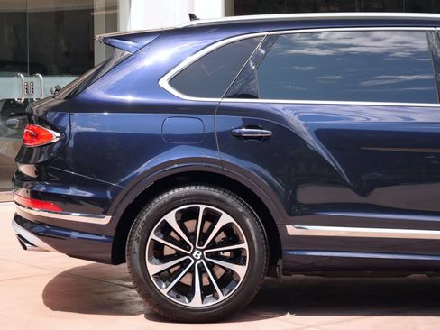 Used 2023 Bentley Bentayga Extended Wheelbase AWD/4WD image 10