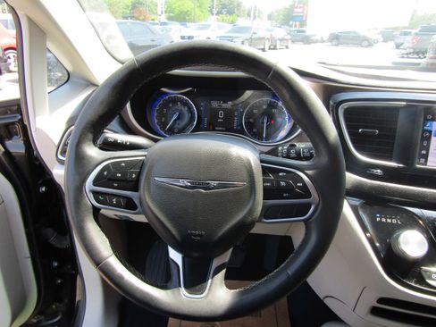 Used 2022 Chrysler Voyager LX image 14