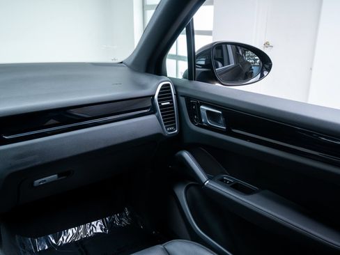 Used 2019 Porsche Cayenne AWD/4WD image 10