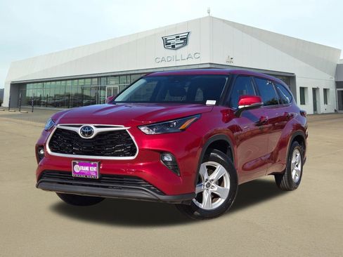 Used 2023 Toyota Highlander LE FWD image 1