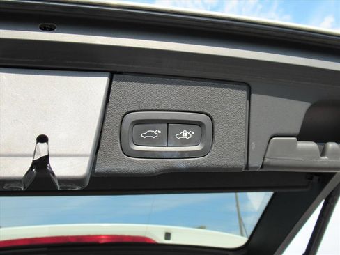 Used 2018 Volvo XC60 T6 Momentum w/ Convenience Package image 31