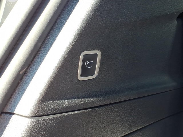 Used 2024 Chrysler Pacifica Limited w/ Uconnect Theater Family Group FWD image 28