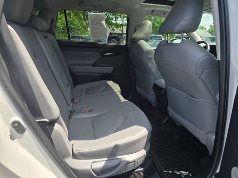 Used 2021 Toyota Highlander XLE AWD/4WD image 13