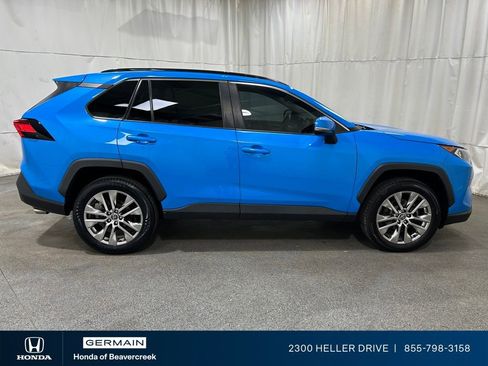 Used 2021 Toyota RAV4 XLE Premium image 9