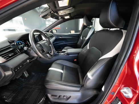 Used 2025 Toyota Camry SE image 9