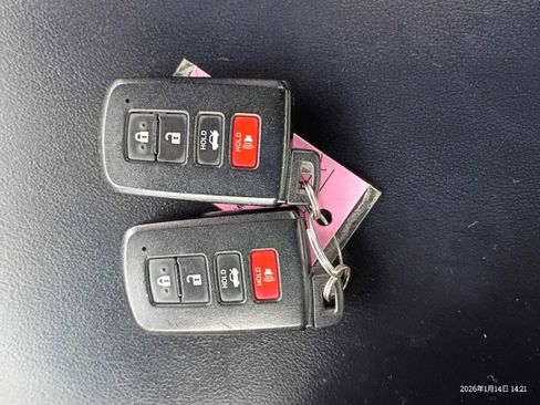 Used 2018 Toyota Avalon XLE Plus image 13