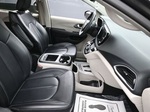 Used 2023 Chrysler Pacifica Touring-L FWD image 32