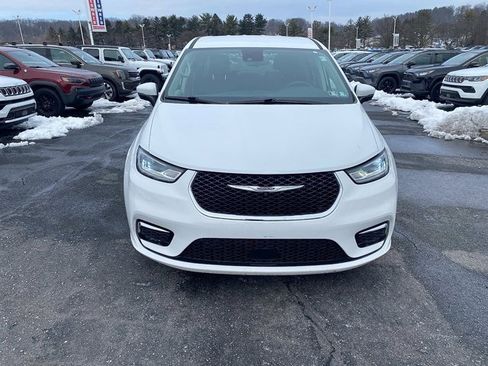 Certified 2023 Chrysler Pacifica Touring-L image 9