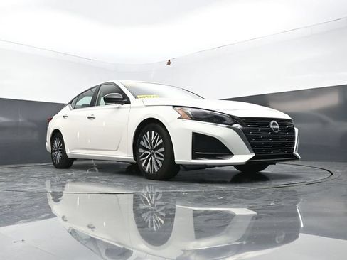 Used 2025 Nissan Altima 2.5 SV FWD image 41