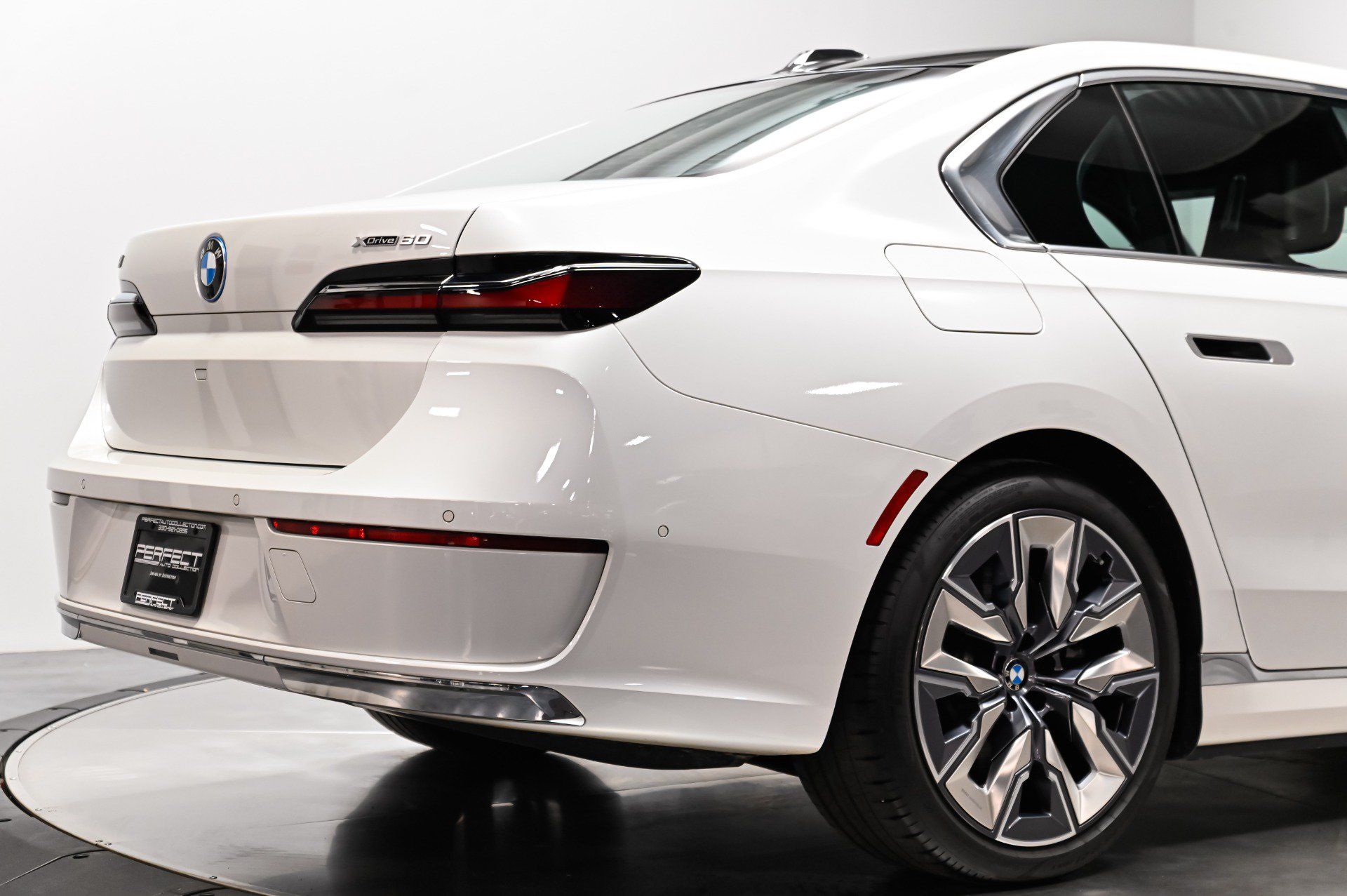 Used 2023 BMW i7 xDrive60 AWD/4WD image 43