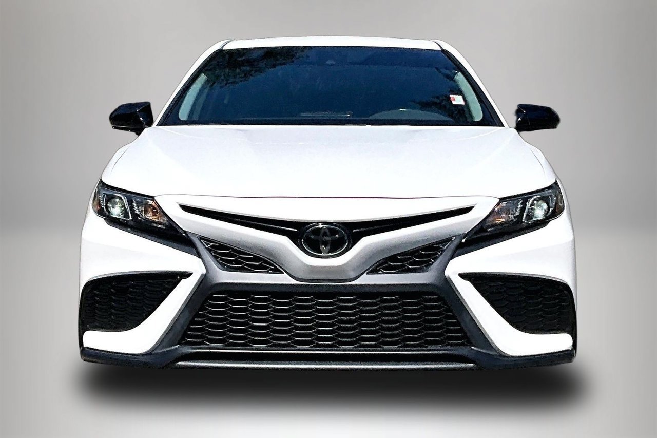 Used 2023 Toyota Camry SE FWD image 3