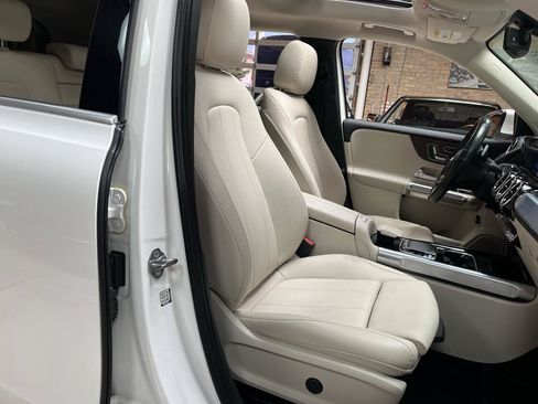 Used 2020 Mercedes-Benz GLB 250 4MATIC w/ Premium Package image 25