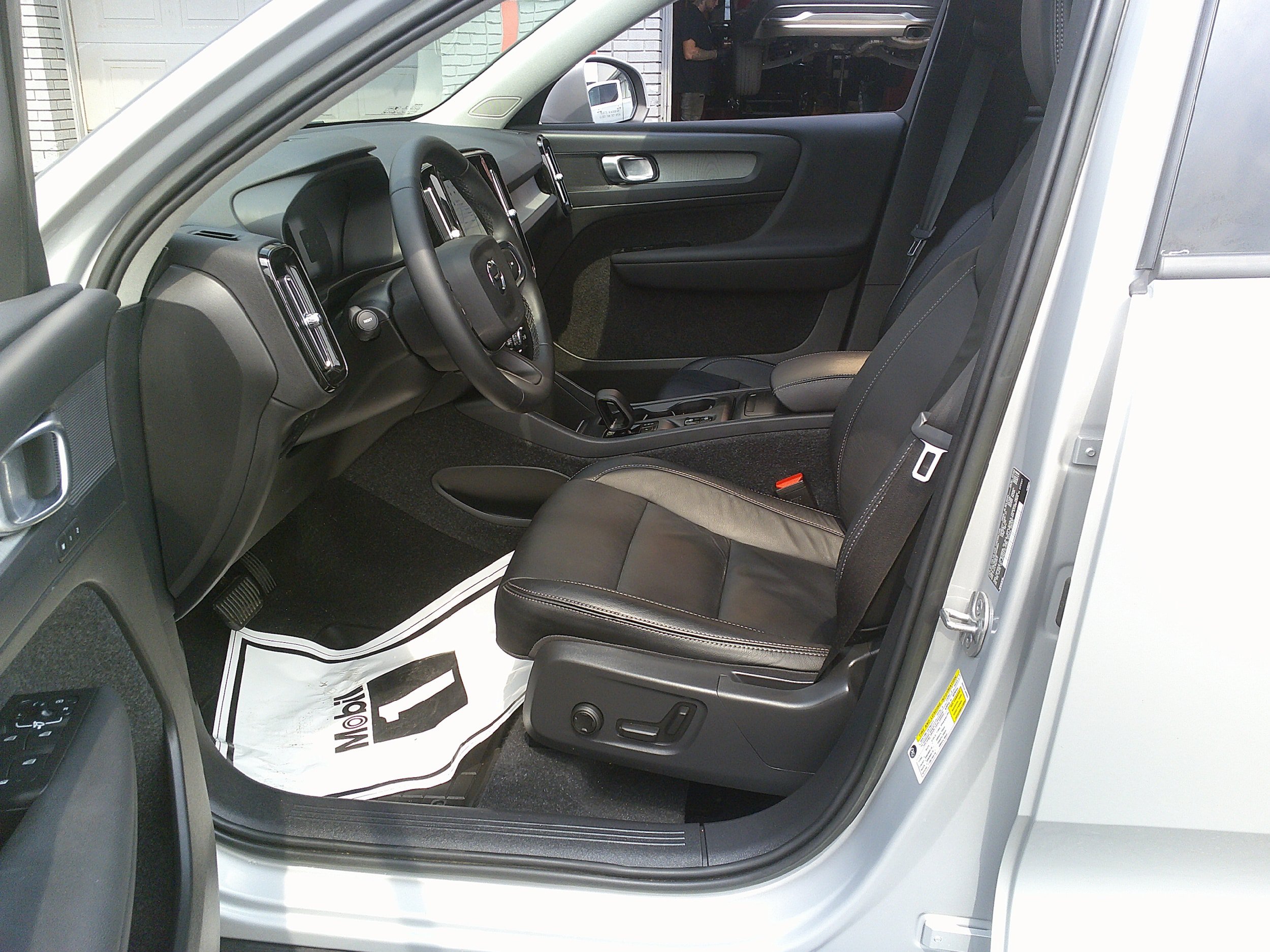 Used 2023 Volvo XC40 B5 Core w/ Convenience Package AWD/4WD image 12