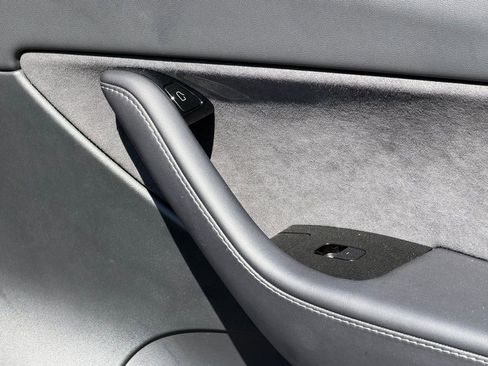 Used 2021 Tesla Model Y Long Range image 37