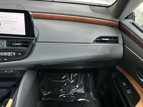 Used 2025 Lexus ES 300h w/ Premium Package FWD image 29