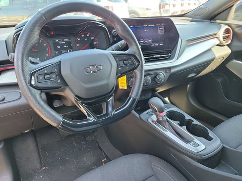 Used 2025 Chevrolet Trax RS w/ Sunroof Package FWD image 9