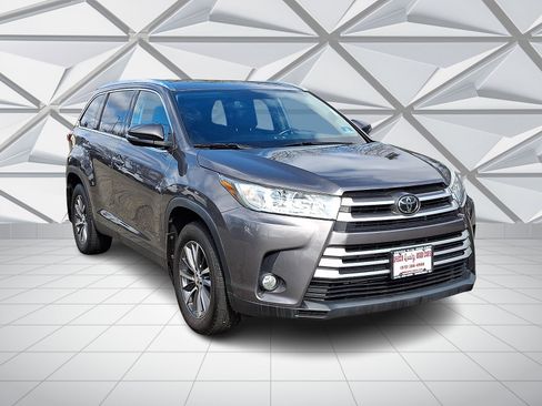 Used 2019 Toyota Highlander XLE image 2