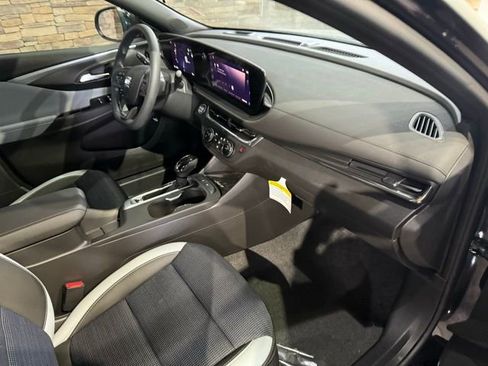 Used 2025 Buick Envista Preferred w/ Convenience II Package FWD image 3