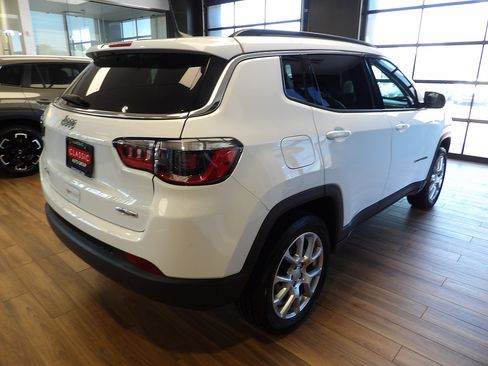 Used 2024 Jeep Compass Latitude w/ Sun and Sound Group AWD/4WD image 6