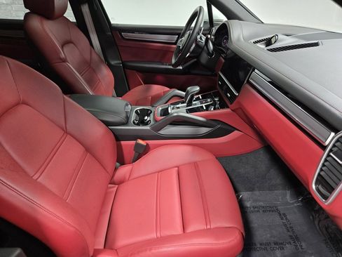Used 2022 Porsche Cayenne Platinum Edition image 48
