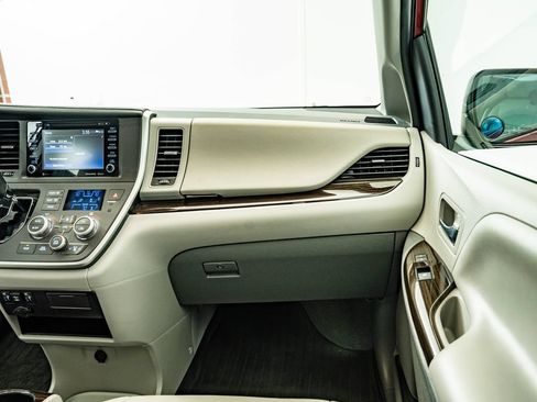 Used 2020 Toyota Sienna XLE FWD image 50