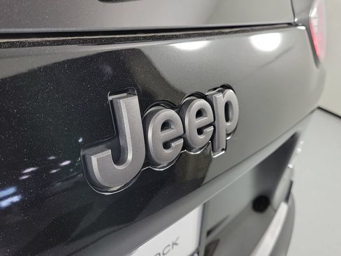 Used 2022 Jeep Cherokee Trailhawk AWD/4WD image 7