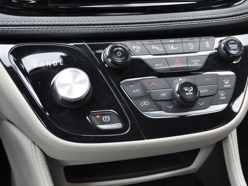 Used 2022 Chrysler Pacifica Limited image 9