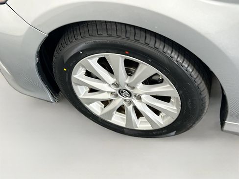 Used 2018 Toyota Camry LE image 11