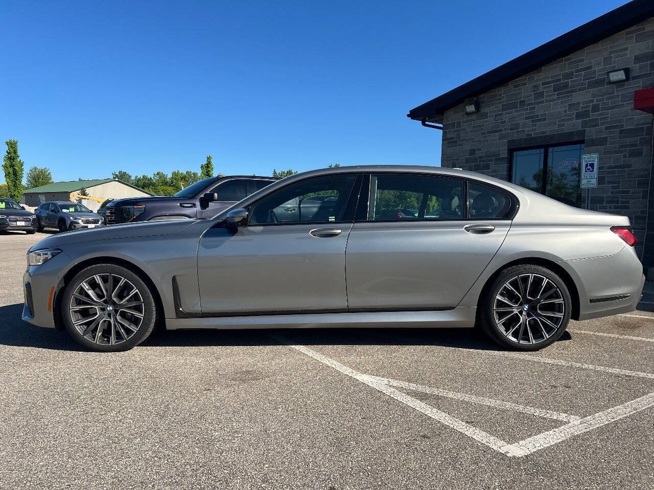 Used 2020 BMW 750i xDrive w/ Executive Package AWD/4WD image 7