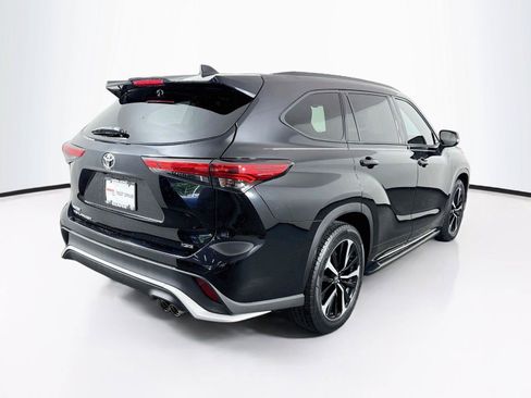 Used 2022 Toyota Highlander XSE FWD image 2
