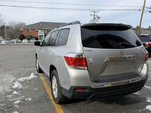 Used 2012 Toyota Highlander SE w/ Tow Pkg image 7