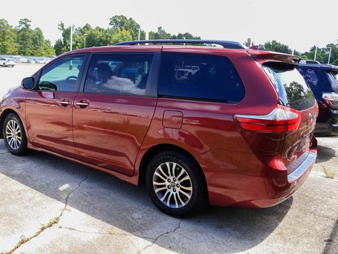 Used 2020 Toyota Sienna XLE FWD image 3