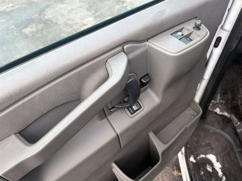 Used 2017 Chevrolet Express 3500 Extended image 36