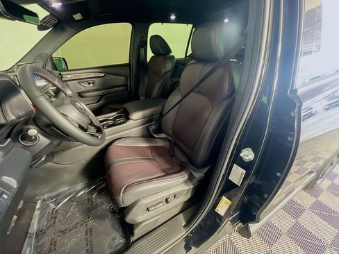Certified 2025 Honda Pilot Black Edition image 9