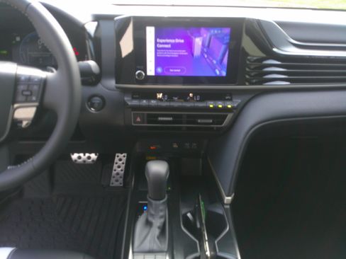 Used 2025 Toyota Camry SE w/ Convenience Package image 35