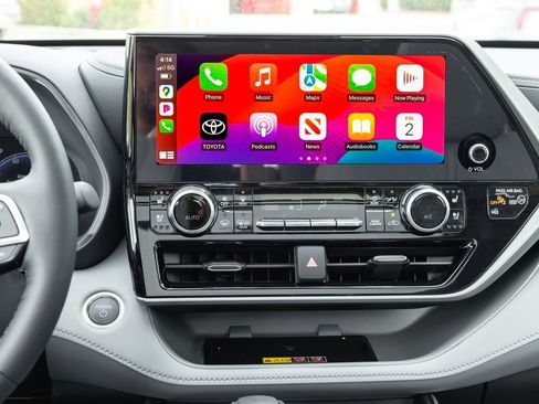 New 2026 Toyota Highlander Platinum image 11