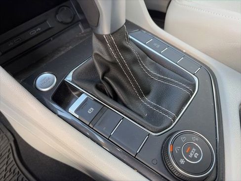 Used 2022 Volkswagen Tiguan SE AWD/4WD image 14
