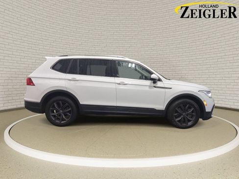 Used 2022 Volkswagen Tiguan SE w/ Panoramic Sunroof Package AWD/4WD image 4