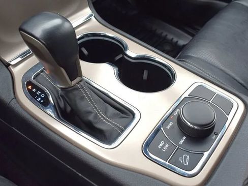 Used 2017 Jeep Grand Cherokee Limited w/ Luxury Group II AWD/4WD image 24