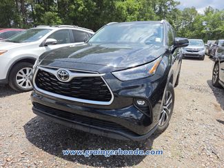 Used 2023 Toyota Highlander XLE FWD video 2