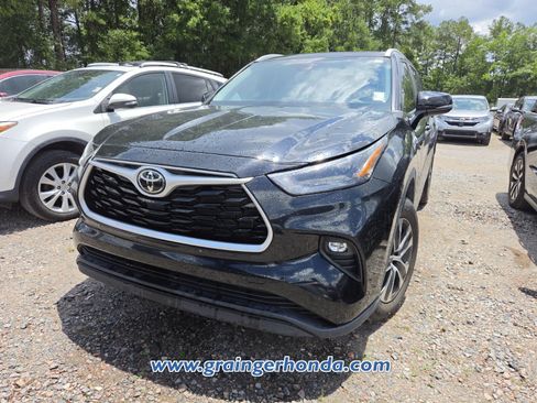 Used 2023 Toyota Highlander XLE FWD image 2
