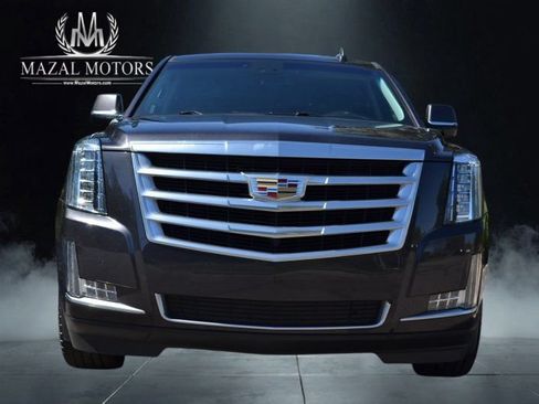 Used 2018 Cadillac Escalade Luxury AWD/4WD image 5