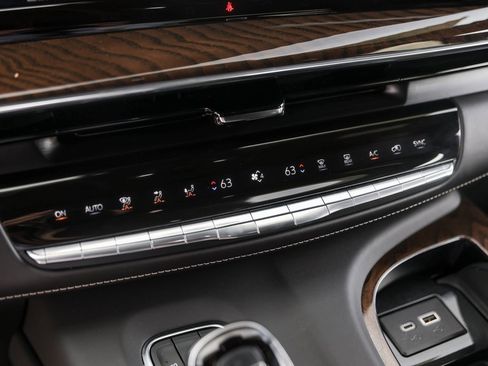 Used 2024 Cadillac Escalade Premium Luxury Platinum image 18